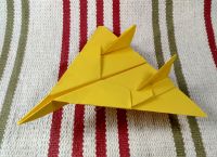 纸飞机怎么折飞得远简单:纸飞机怎么折飞得远简单的做法